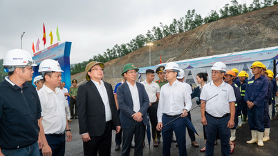 El viceprimer ministro Ho Quoc Dung visita y entrega regalos a los trabajadores que construyen el proyecto de la autopista Quang Ngai – Hoai Nhon.