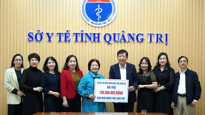 ការផ្តល់ជំនួយដល់អ្នកជំងឺក្រីក្រដែលកំពុងវះកាត់ភ្នែក។