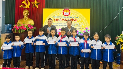 บั๊กนิญ: แจกจ่ายชุดของขวัญ 100 ชุดให้แก่นักเรียนที่ได้รับผลกระทบจากพายุและน้ำท่วม