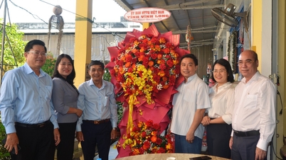 Provincial leaders visit and extend Christmas greetings to the Catholic parish of Cho Lach.
