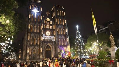 The Christmas spirit is spreading throughout the streets of Hanoi.