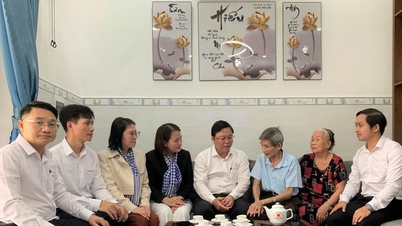 ថ្នាក់ដឹកនាំនៃគណៈកម្មាធិការរណសិរ្សមាតុភូមិវៀតណាមទីក្រុងដាណាំងទៅសួរសុខទុក្ខ និងប្រគល់អំណោយដល់អ្នកទោសនយោបាយនៅកោះកុងដាវ។