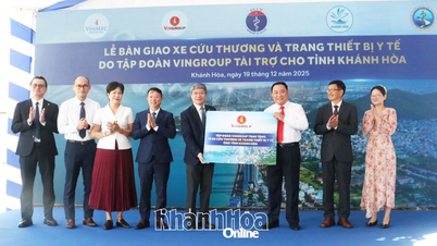 Tập đoàn Vingroup trao tặng 15 xe cứu thương cho ngành Y tế Khánh Hòa