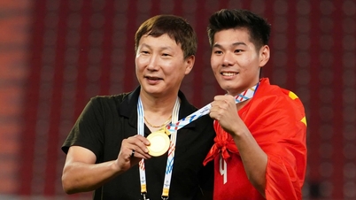 Why wasn't coach Kim Sang Sik awarded the SEA Games 33 gold medal, and why did he have to celebrate 'on the side' of the players?