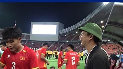 Video Đình Bắc có hành động gây sốt với ông thầy Kim Sang Sik