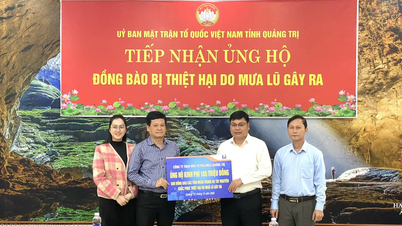 El Comité Provincial del Frente Patriótico de Vietnam recibe fondos para ayuda en caso de desastre.