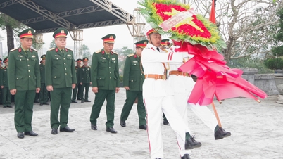 Offrande d'encens pour commémorer la fondation de l'Armée populaire du Vietnam.