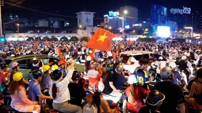 Kota Ho Chi Minh berkobar dengan warna merah untuk merayakan kemenangan tim U22 Vietnam dalam kejuaraan tersebut.