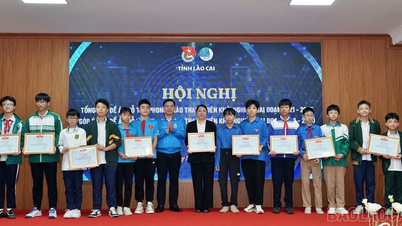 Lao Cai pořádá konferenci, na které shrne, poskytne zpětnou vazbu a pochválí mladé podnikatele a národní robotické týmy v roce 2025.