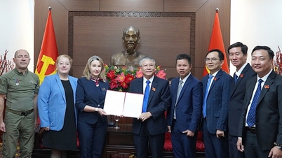 Forslag om å etablere samarbeidsforbindelser mellom Da Nang by og Leningrad-provinsen.