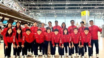 Tuyển Futsal nữ Việt Nam về nước sau tấm HCV SEA Games lịch sử