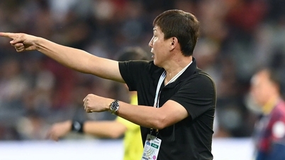 Báo Thái Lan ngả mũ thán phục HLV Kim Sang Sik