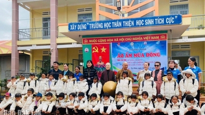 កម្មវិធីដ៏កក់ក្តៅមួយ ដើម្បីបរិច្ចាគសម្លៀកបំពាក់កក់ក្តៅ និងសម្ភារៈសិក្សានៅឃុំអៀហៀវ។
