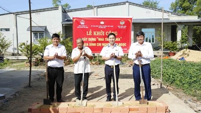 Building houses for disadvantaged families in Ben Cau commune.