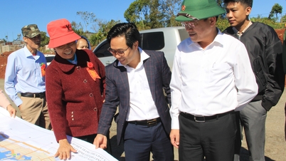 Leder av den provinsielle folkekomiteen, Pham Anh Tuan, inspiserer fremdriften i veiinvesteringsprosjektet Nguyen Van Linh.