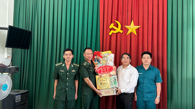 Phường Cam Linh thăm, chúc mừng các đơn vị quân đội