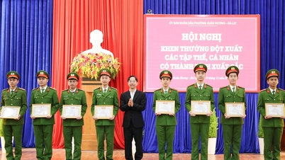 เขตซวนหวง เมืองดาลัด จัดพิธีมอบรางวัลอย่างไม่คาดคิดแก่บุคคลที่มีผลงานโดดเด่นจำนวน 35 คน