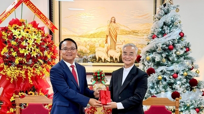 รองเลขาธิการพรรคประจำจังหวัดลำดง นายดังหงซี ส่งคำอวยพรวันคริสต์มาสไปยังสำนักงานบิชอปแห่งสังฆมณฑลดาลัด