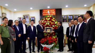 Deputy Speaker of the National Assembly Tran Quang Phuong visits and extends Christmas greetings at the Bishop's Residence of the Ban Me Thuot Diocese.