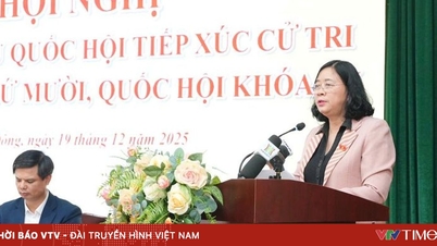 Przewodnicząca Komitetu Centralnego Wietnamskiego Frontu Ojczyźnianego, Bui Thi Minh Hoai, spotyka się z wyborcami w Hanoi.