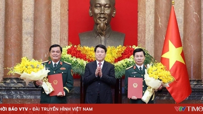 President Luong Cuong presenterar beslutet att befordra militärofficeren till generals grad.