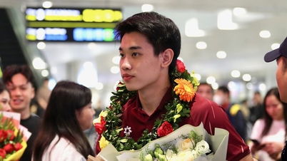 Pasukan Vietnam B22 menerima sambutan mesra selepas membawa pulang pingat emas ke-33 Sukan SEA ke Hanoi.