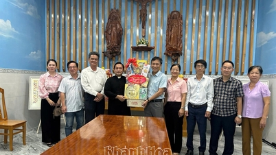 សង្កាត់ Cam Linh ទៅទស្សនា និងជូនពរបុណ្យណូអែលដល់ស្ថាប័នសាសនាកាតូលិក។