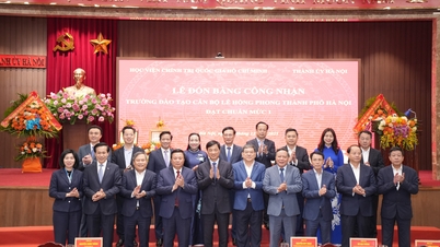 Le Hong Phong Kadro Eğitim Okulu'nun 1. Seviye Standardına ulaşması nedeniyle verilen Tanıma Belgesi'nin teslim töreni.