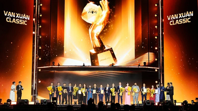 Vietnam Creative Advertising Awards 2025: Exhibition "95 Years of the Party Flag Guiding the Way" - Nhan Dan Newspaper Wins the Inspirational Event of the Year Category