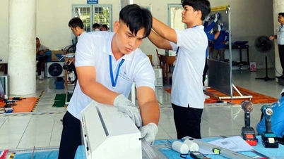 Studenti z oblasti delty Mekongu „předvádějí“ své dovednosti v oblasti chlazení a klimatizace.