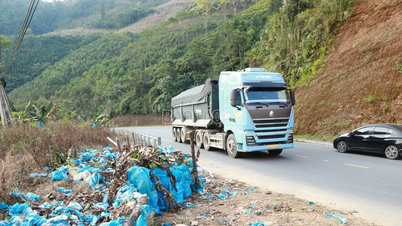 Los desechos plásticos ensucian la carretera desde la comuna de Ban Lau a la comuna de Muong Khuong.