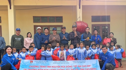 Jaket hangat telah diberikan kepada 322 pelajar di Tadika Luong Thong - Akhbar Dalam Talian Cao Bang.