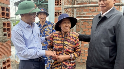 Místopředseda provinčního lidového výboru Nguyen Tu Cong Hoang prohlédl postup výstavby bytů pro osoby postižené přírodními katastrofami v obci Tuy Phuoc Dong.