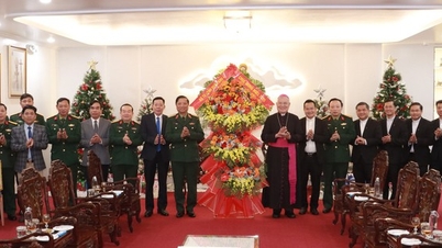 第4軍区司令部はフエ大司教区にクリスマスの挨拶を送ります。