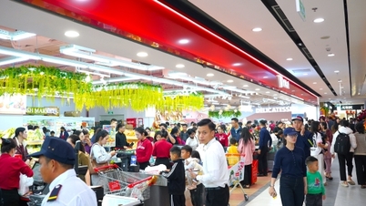 Suasana belanja yang ramai di pusat perbelanjaan terbesar di Nghe An.