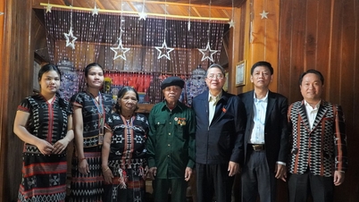Timbalan Yang Dipertua Dewan Undangan Negeri Nguyen Duc Hai melawat dan menyampaikan hadiah kepada isi rumah di kawasan tanah runtuh di Hung Son, Da Nang.