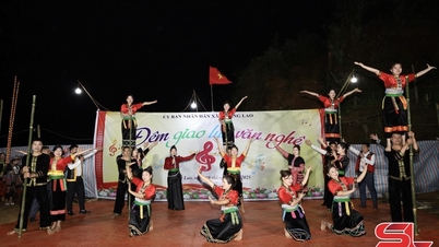 Noche de intercambio cultural en la comuna de Chiềng Lao