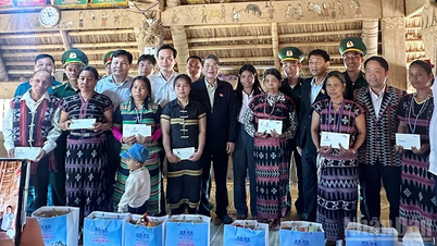 Wakil Ketua Majelis Nasional Nguyen Duc Hai mengunjungi keluarga korban tanah longsor di komune Hung Son (Da Nang).