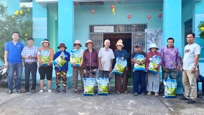 Xã Nam Cam Ranh phối hợp trao 1 tấn gạo hỗ trợ người dân bị ảnh hưởng bởi thiên tai