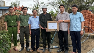 Kiểm tra tiến độ xây dựng nhà tránh lũ cho người dân xã Tây Hòa