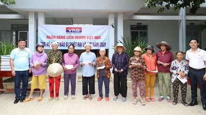 Vietnam-Rusya Ortak Girişim Bankası, sellerden etkilenen insanlara hediyeler bağışladı.