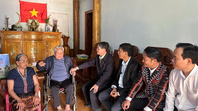 Wakil Ketua Majelis Nasional Nguyen Duc Hai mengunjungi keluarga korban tanah longsor di komune Hung Son.