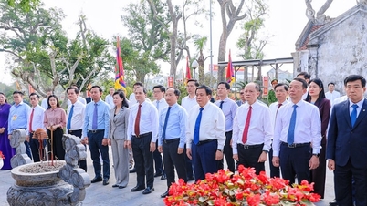 Le directeur de l'Académie nationale de politique Ho Chi Minh, Nguyen Xuan Thang, a offert de l'encens en mémoire du grand poète Nguyen Du.