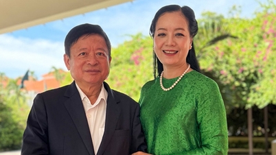 វិចិត្រករ​ដ៏​មាន​កិត្តិយស ឈៀវ សួន អាយុ​ជិត 60 ឆ្នាំ បាន​ស្រក់​ទឹកភ្នែក​ដោយសារ​សម្ពាធ ហើយ​ត្រូវ​បាន​ស្វាមី​ជា​តន្ត្រីករ​របស់​គាត់​ដែល​បាន​ធ្វើ​ម្ហូប​ឲ្យ​គាត់​ញ៉ាំ​ដើម្បី​លួង​ចិត្ត។
