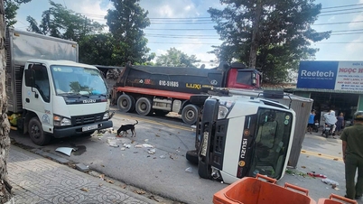 Truk pengangkut sampah menabrak truk lain, truk menabrak truk sampah lainnya dan terguling di jalan.