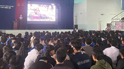 In de wijk Hoa Chau wordt de film "Red Rain" gratis vertoond op 3 locaties.