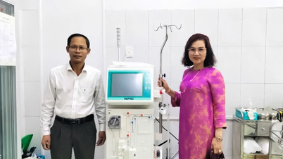 Donating hemodialysis machines to Le Thuy Regional General Hospital.