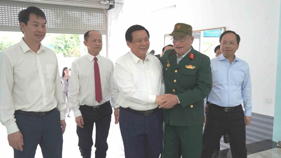 Đồng chí Nguyễn Xuân Thắng thăm hỏi, tặng quà người có công tại Hà Tĩnh