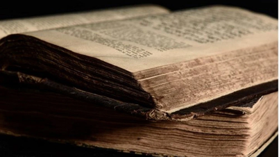 La France utilise l'intelligence artificielle pour déchiffrer une collection de livres anciens datant de plus de 200 ans.