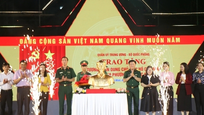 Het Ministerie van Nationale Defensie heeft portretbeelden van president Ho Chi Minh geschonken aan 168 gemeenten, wijken en speciale zones in Ho Chi Minh-stad.